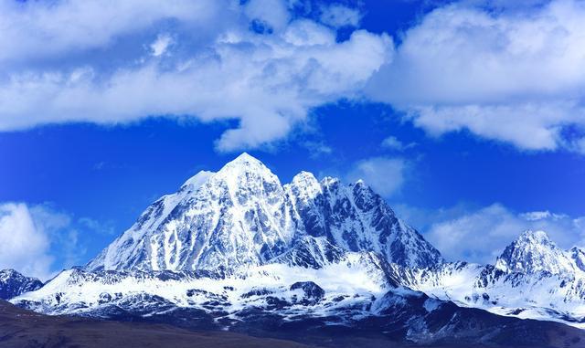 长白山是我国最美的山峰之一,是松花江,图们江和鸭绿江的发源地.
