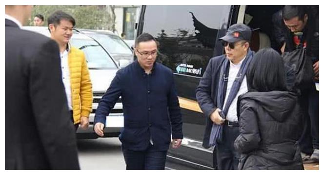 “皇阿玛”从桑塔纳换到百万豪车,今61岁写副字卖到八万五!