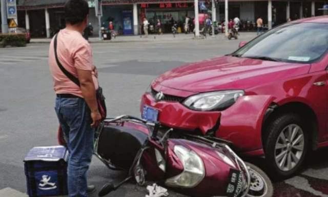 汽车等红灯被电动车追尾致伤亡，谁负全责？接受不了交警的回答