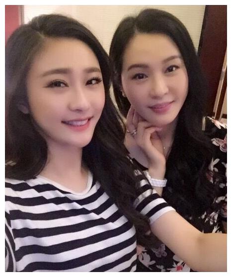 实拍好声音,陈冰全家福,妈妈像姐姐父亲像哥哥