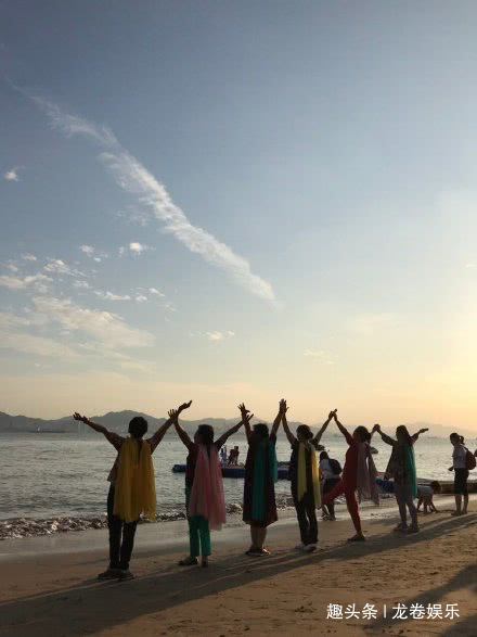 中国大妈又在国外作妖?迪拜海滩上晒丝巾引