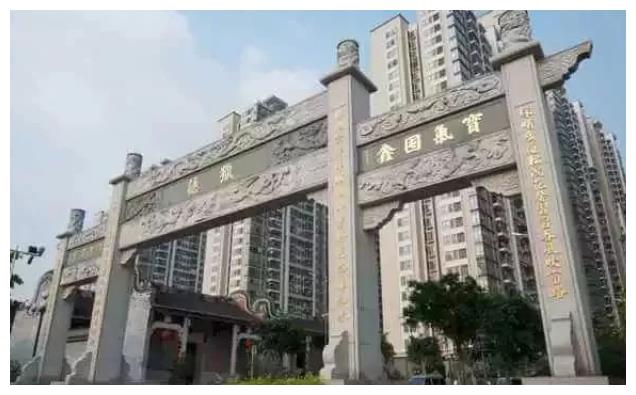 大爷开300万敞篷超跑买菜,看到车牌后,网友:这个大爷可不简单