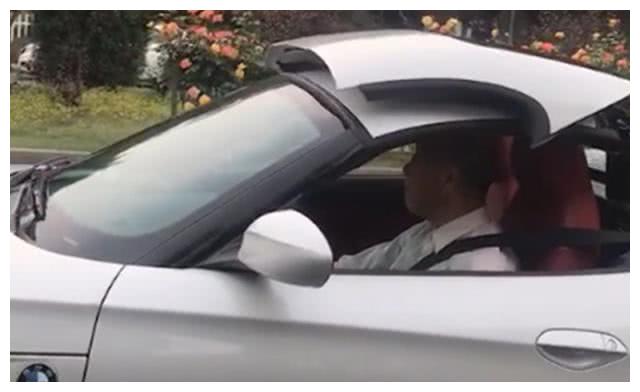 六旬大爷开敞篷超跑上街,不接放学的孙子,而是去广场接“她”