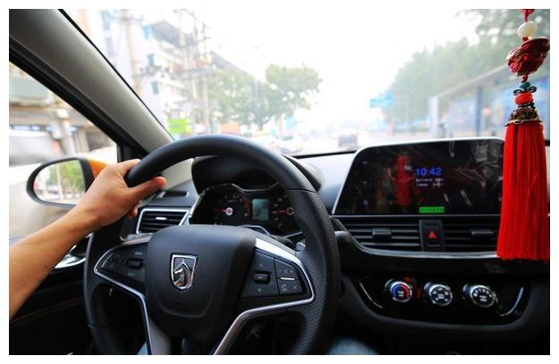 打拼两年提了这车台车,女朋友却说还不如挤公交车