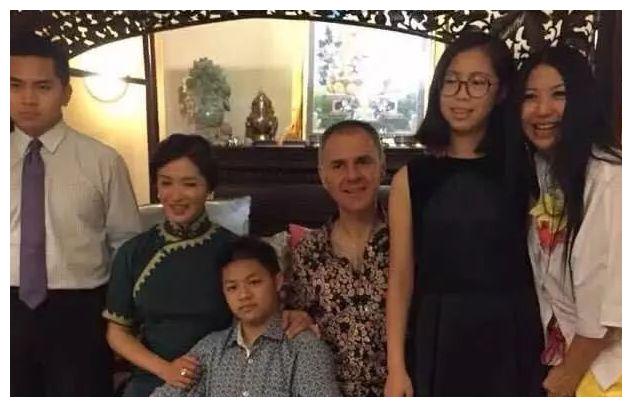 金星有位美丽前妻,名叫肯波琳,现在过得还好吗?
