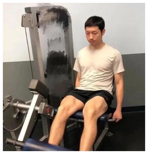 许昕"赤膊上阵"照成球馆反面教材,许昕怒怼网友:哪个单位的