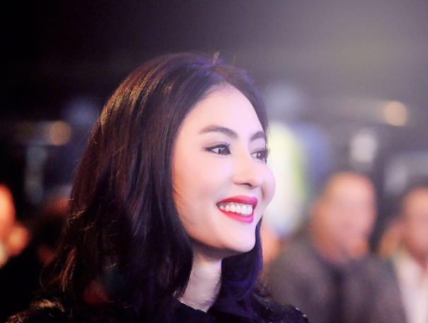 谣言不攻自破,张柏芝送儿子上学,步履轻盈,儿子