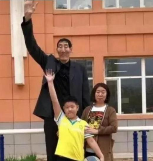 国内第一“巨人”鲍喜顺,不听医生劝阻执意生儿子,现状令人唏嘘