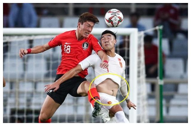 中国女足姑娘秀霸气腹肌!比亚洲杯上露出肚子