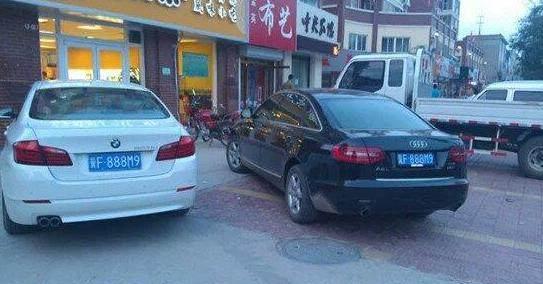 挂着一模一样车牌的两辆车,车主见面后不找对方算账还