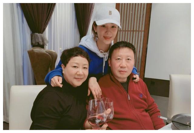 父亲生日,杨紫晒出和父母的合照,粉丝调侃:一家三口共用一张脸
