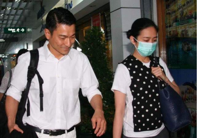 刘德华老婆女儿出行获4人近身保护，朱丽倩身材浮肿双下巴明显
