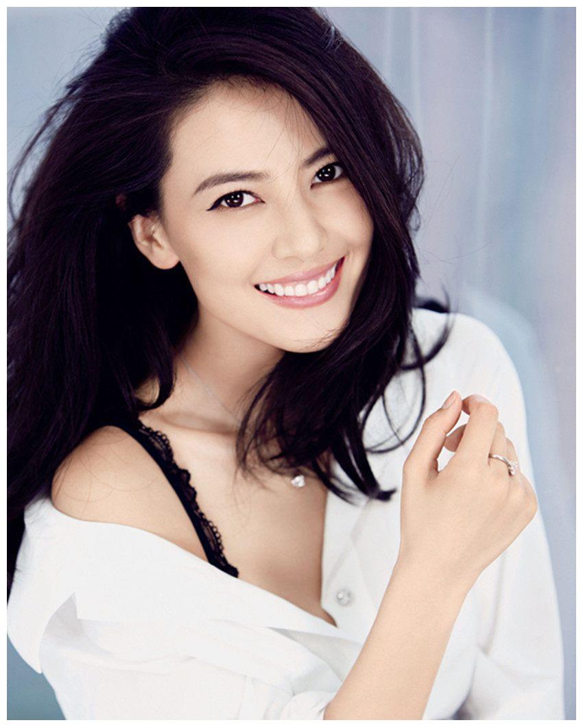 高圆圆的拍照姿势,图二暴露年龄,最后一张小鸟依人的小女人