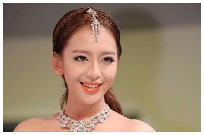 全国“最贵”女车模，身价1.5亿，出门只坐玛莎拉蒂