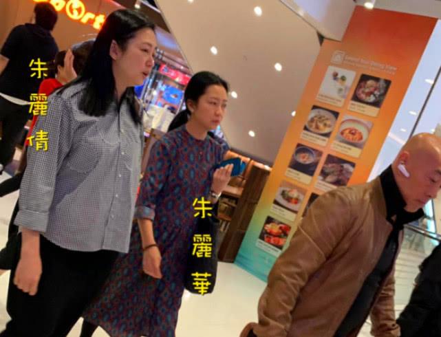 刘德华老婆女儿出行获4人近身保护，朱丽倩身材浮肿双下巴明显