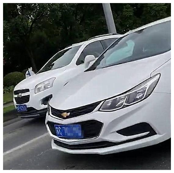 江苏偶遇一辆“蒙迪欧”,看到车标那一刻,车主保持10米车距