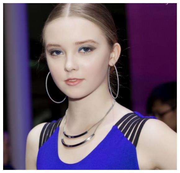 车模酷似“瓷娃娃”，实力助阵英菲迪尼，车帅人也美！