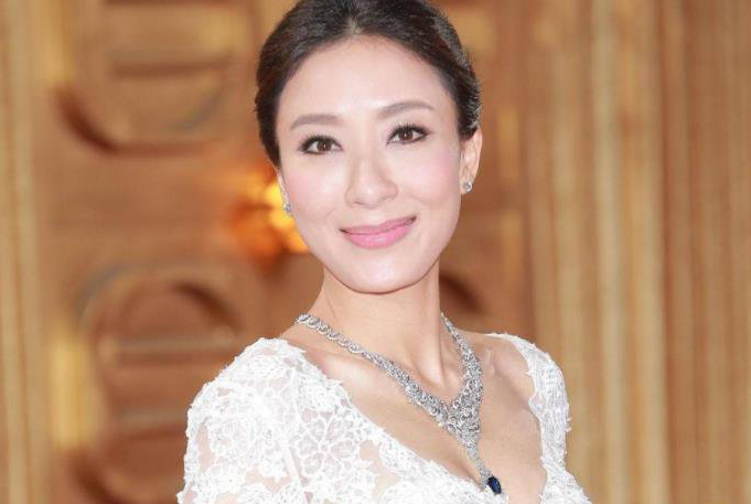 杨怡多少岁了 与姐姐杨卓娜对比照太像了