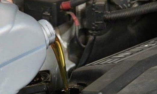 新车跑多少公里换机油合适？不只能看公里数，看这方面也行