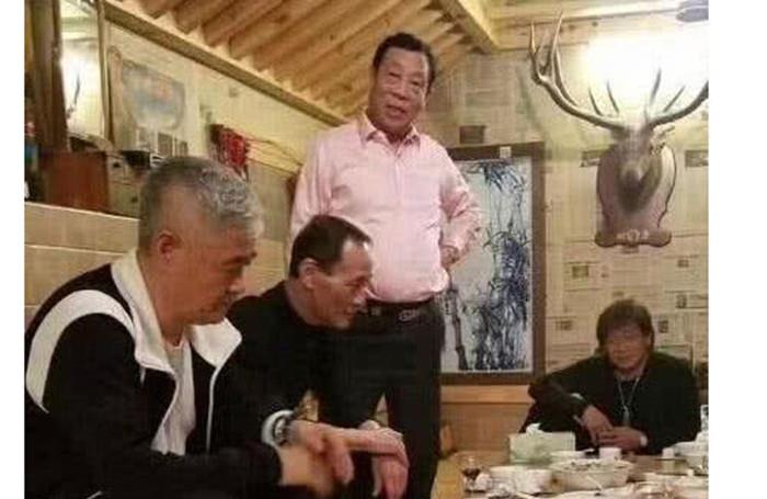 赵本山晚宴请洪金宝梁小龙,表情严肃,网友:排场比香港匪片震撼