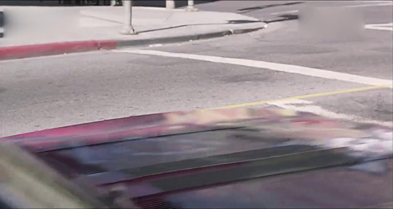 功夫皇帝为了自己的行李，11路的小短腿，狂追人家的跑车