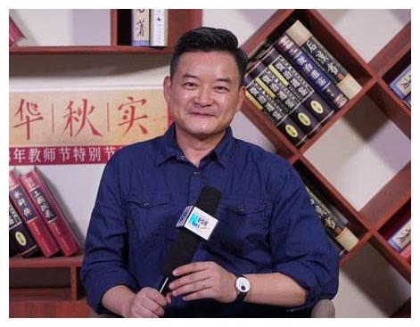 41岁李佳明生活照曝光 ，与妻子18岁相恋，今女儿已13岁生活幸福