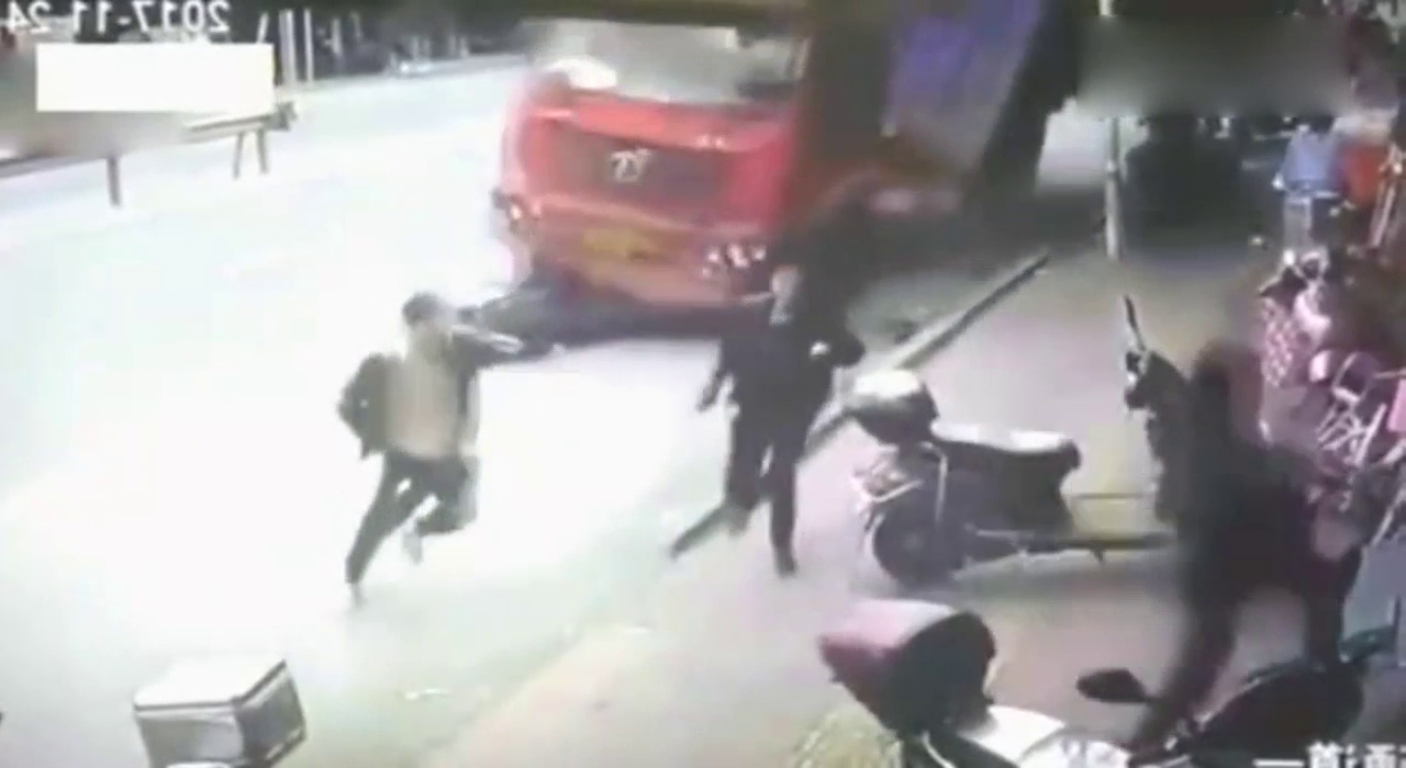 电动车男子找死，却让大货车陪葬