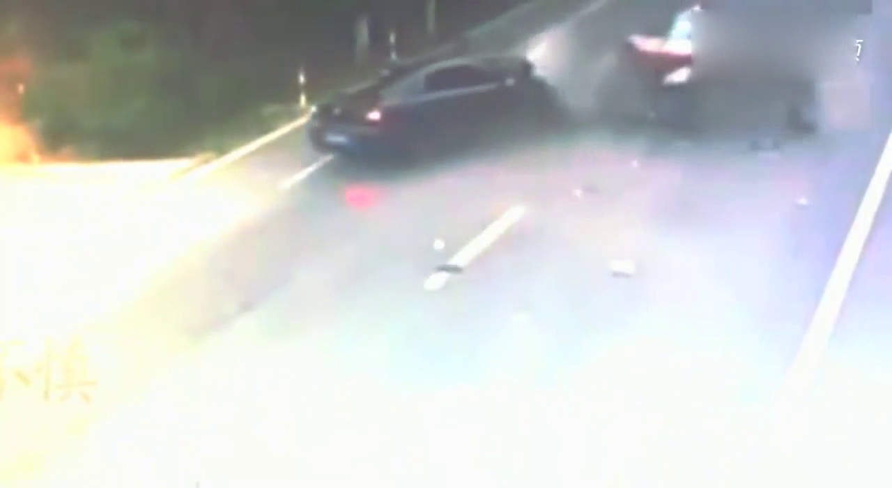 男子骑电动车转弯，小车反应不及，瞬间撞成废铁！