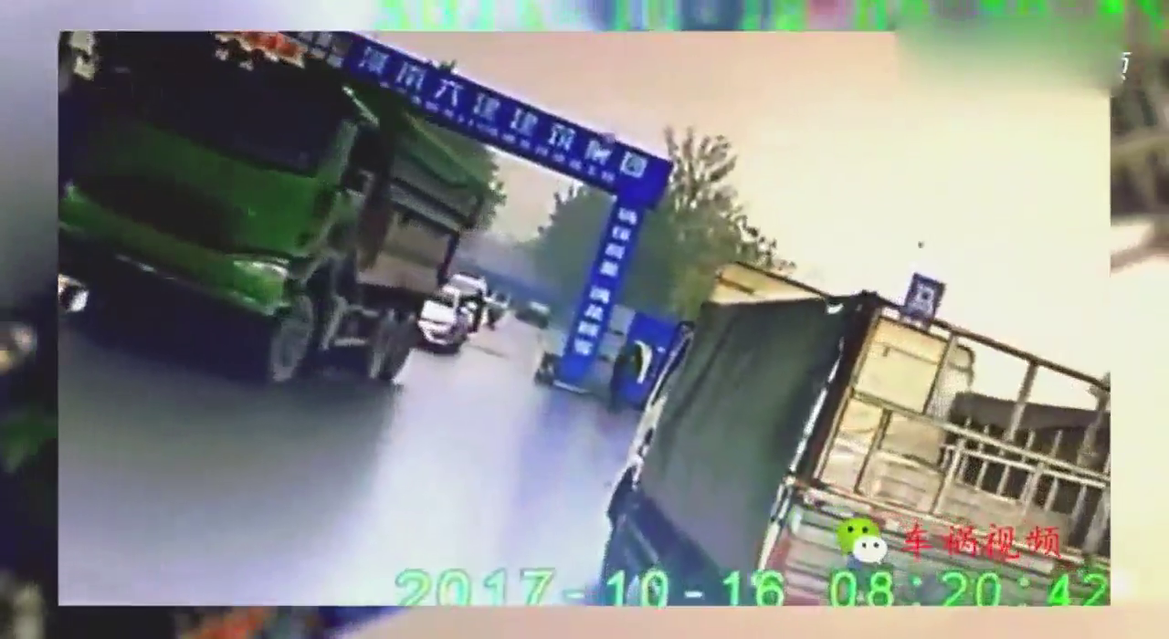 电动车小伙这样挑战大货车，无情大货车直接压了过去！