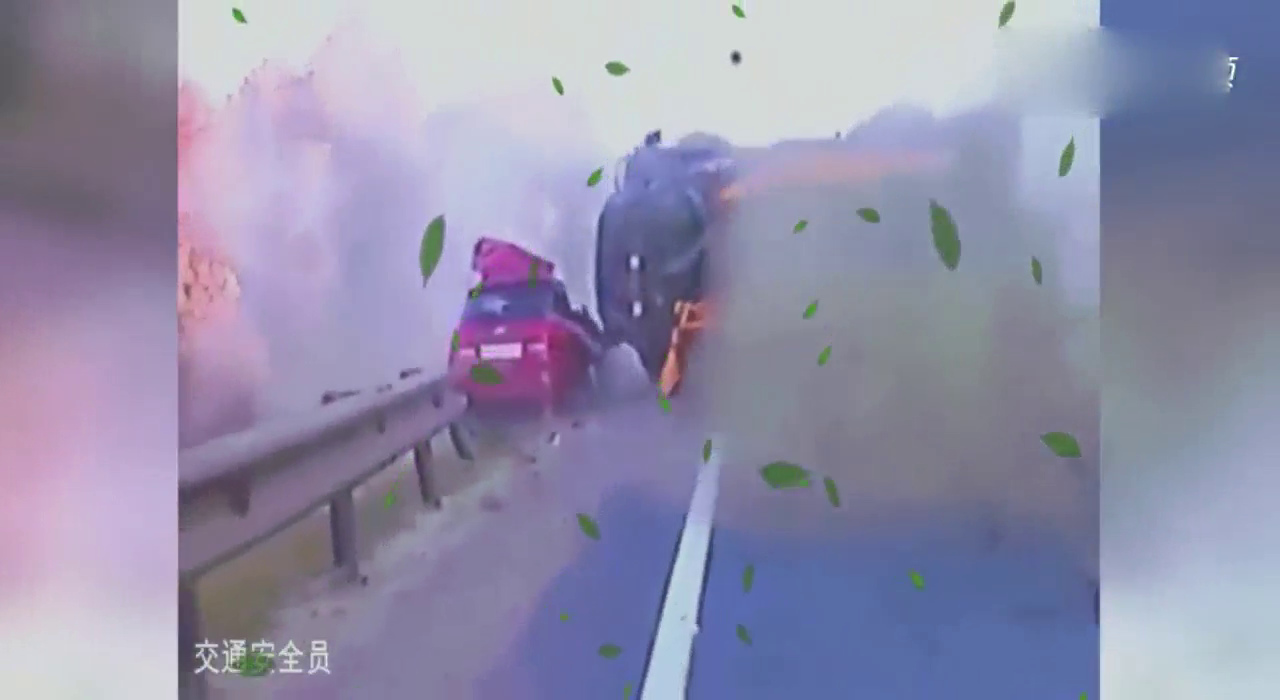 惨烈6秒！大卡车失控从对面冲过来 侧翻直接压瘪小轿车