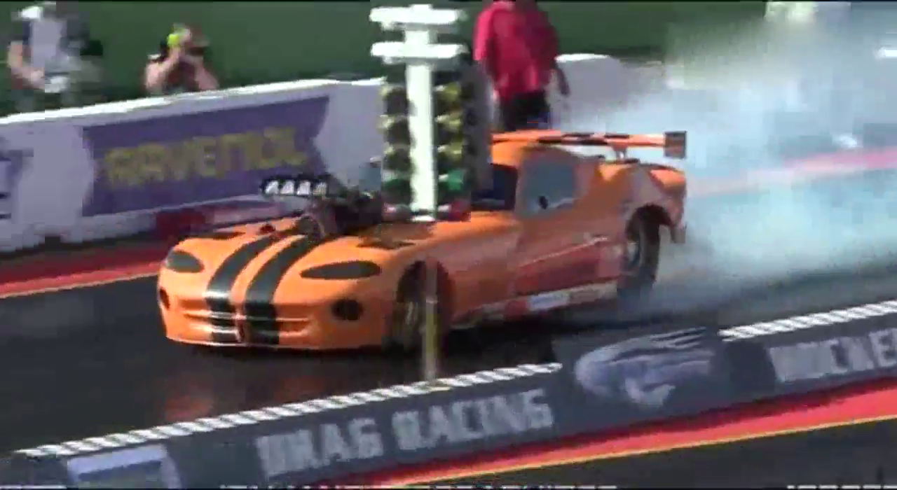 超大马力的改装车，进行直线加速比赛更刺激，真正的速度与激情！