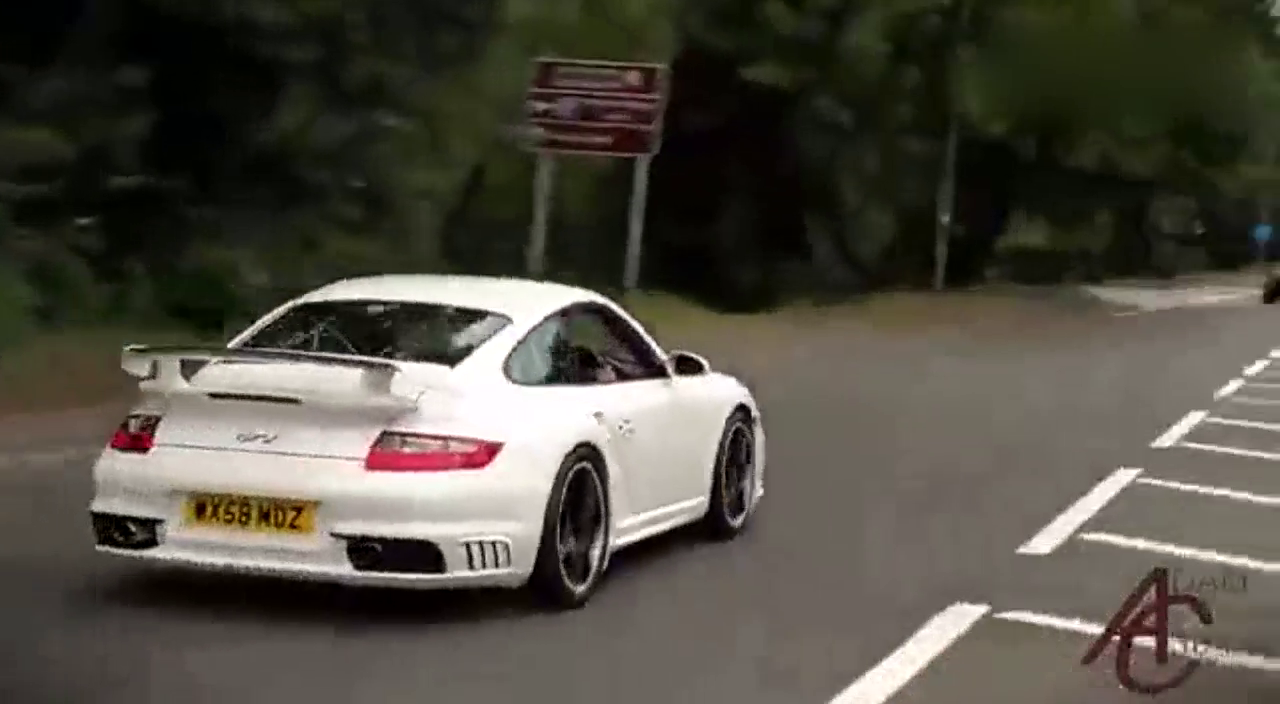 土豪又出没了 多辆超级跑车街头聚会