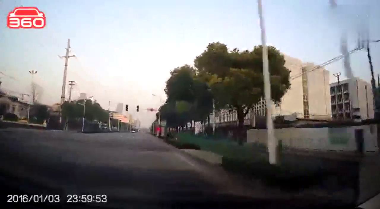 电动车司机左拐不看路，差一点家破人亡