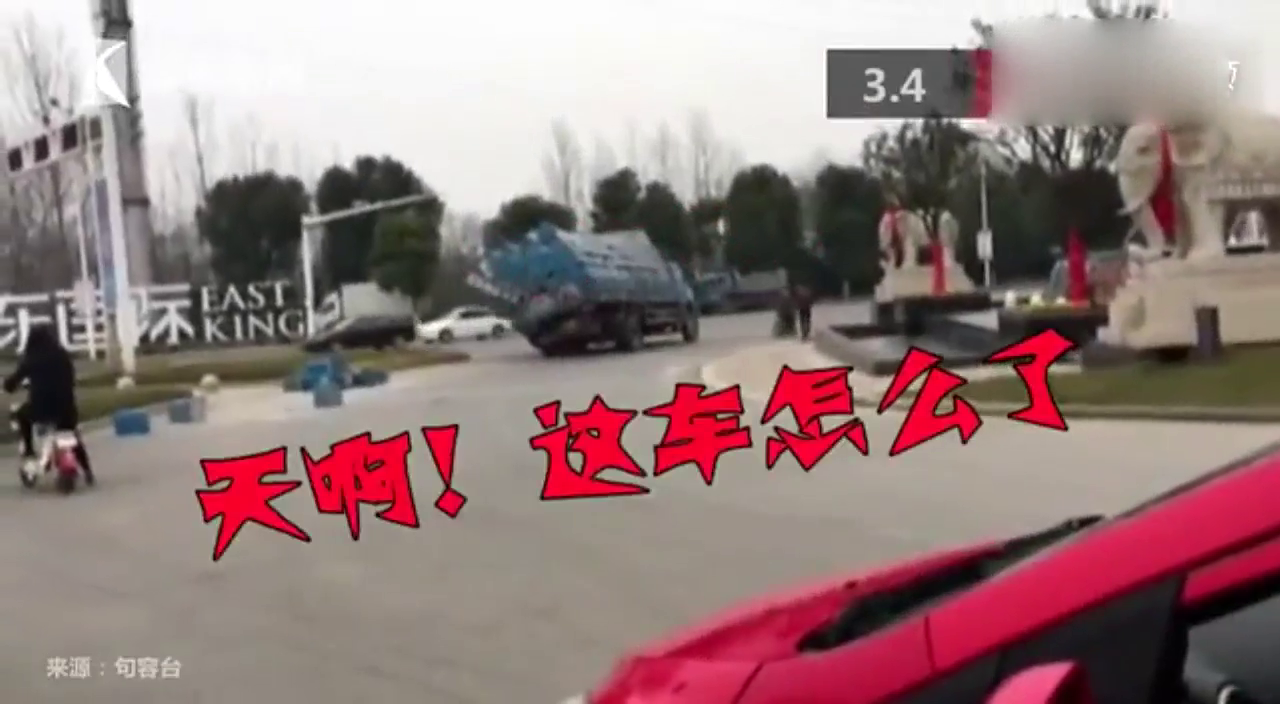 相当惊险 超载卡车歪成这样还行驶