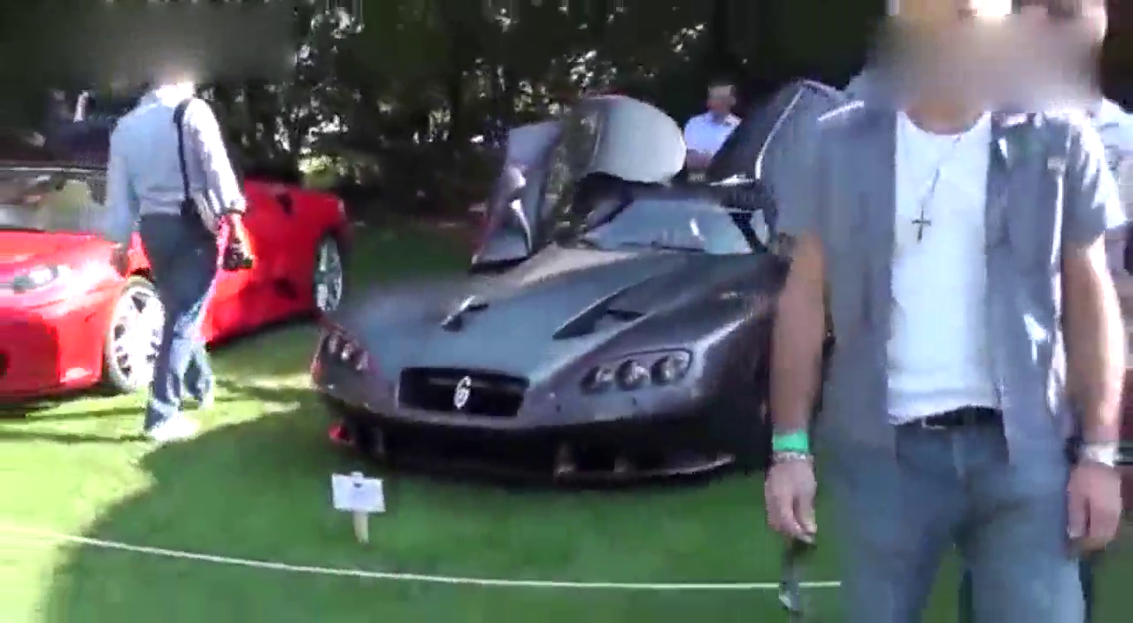 超级罕见！国外街头现比利时国宝级跑车，引路人围观！