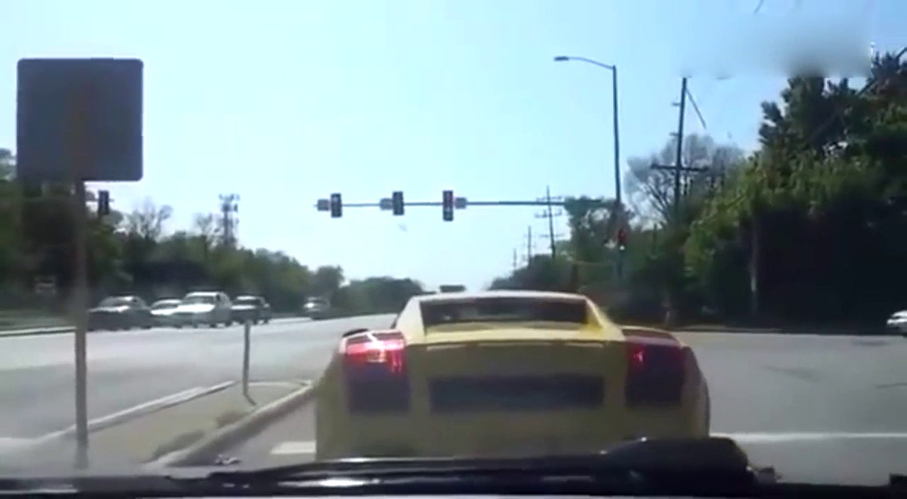 男子路遇一跑车，为其车技所惊叹