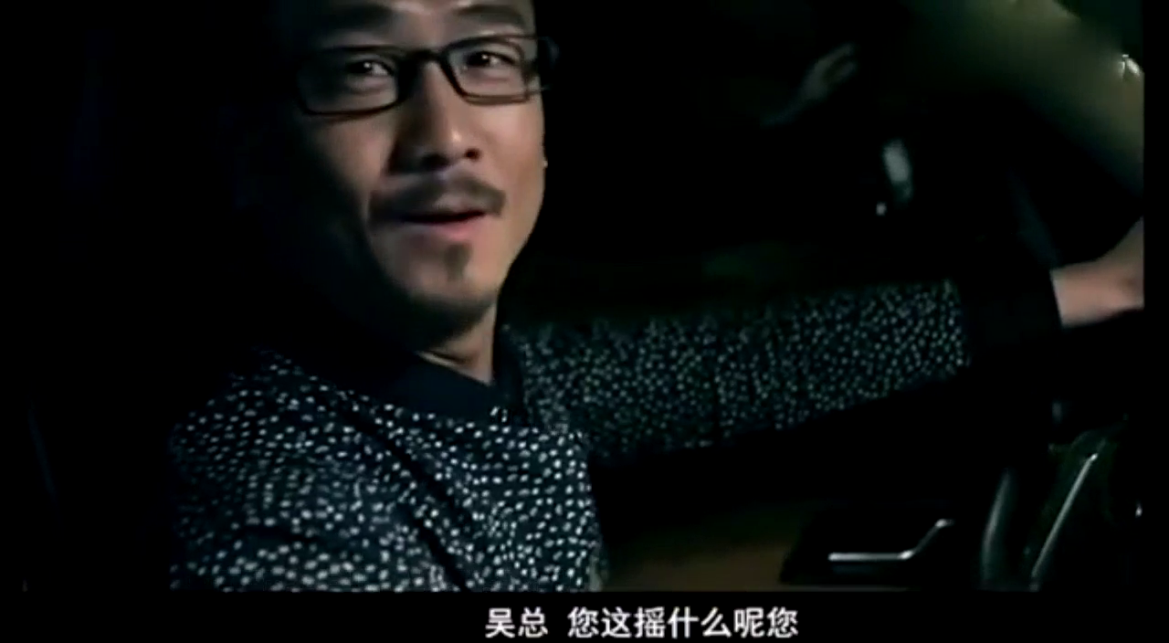 路虎男子狂追宝马跑车美女，只为加一微信， 只为博美女一笑