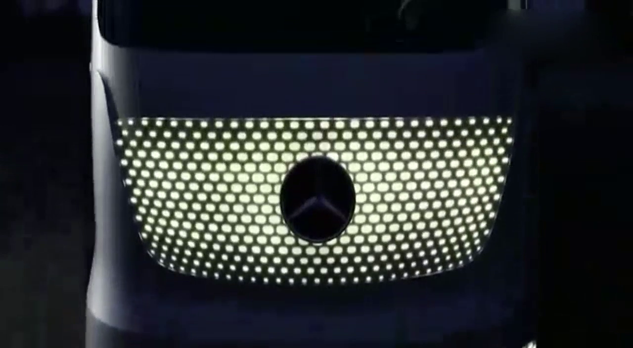 奔驰卡车的无人驾驶有多牛 插入钥匙直接睡觉就行了