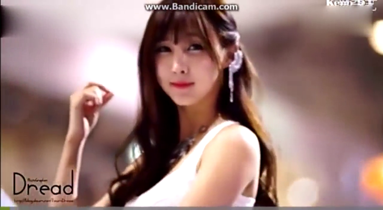 车展上的绝代美女，大众XL1与之很配哦