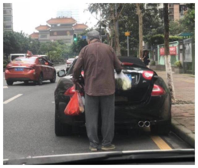 大爷开300万敞篷超跑买菜,看到车牌后,网友:这个大爷可不简单