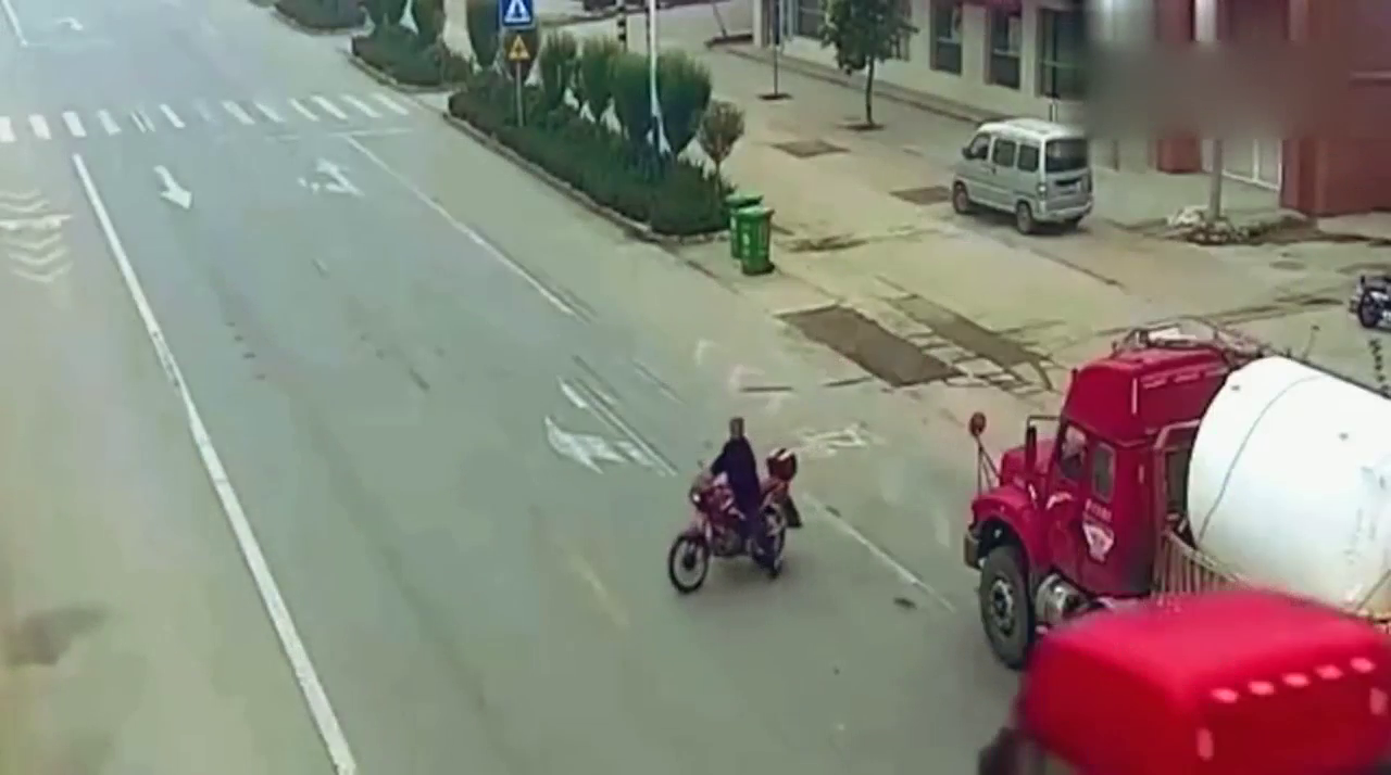 电动车男子“鬼探头”大货车司机已经尽力在救他了