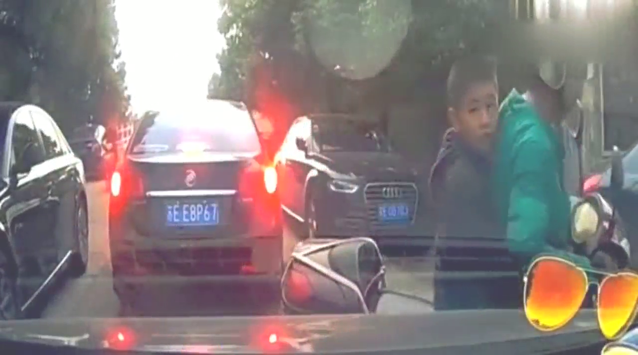 电动车女子使劲往前挤，一下撞了4辆车，该不该心疼她