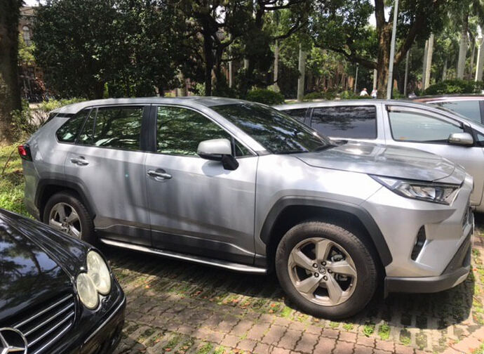 提前看到新一代丰田RAV4实车,外观比现款硬朗,霸气十足