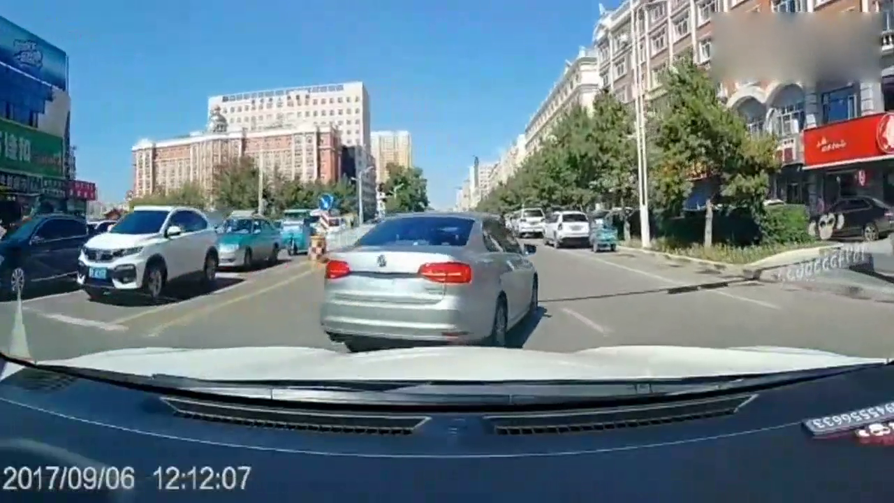 妹子骑电动车回家，宝马车主刚好开车门，更可怕的还在后面