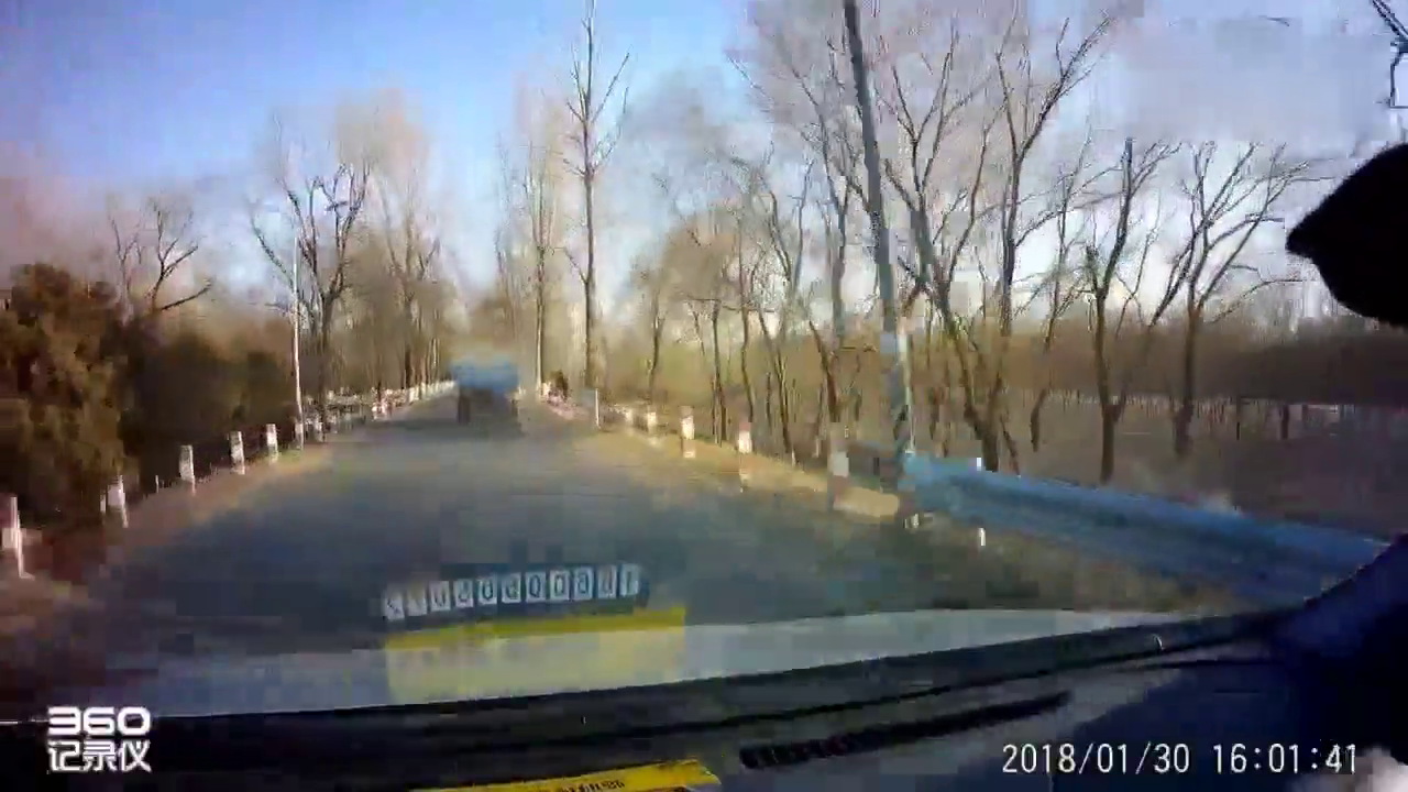 躲避电动车，油罐车瞬间失控！