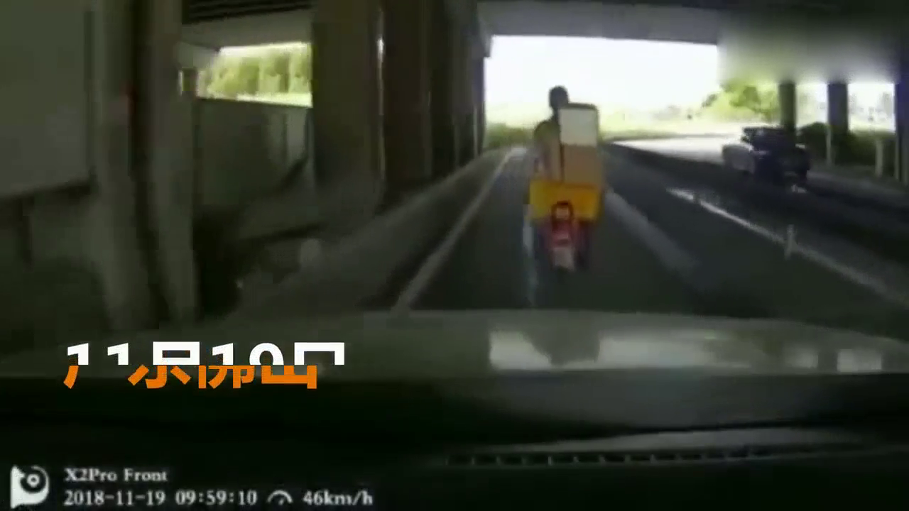 广东佛山一小车对电动车疯狂鸣笛 相互斗气引碰撞