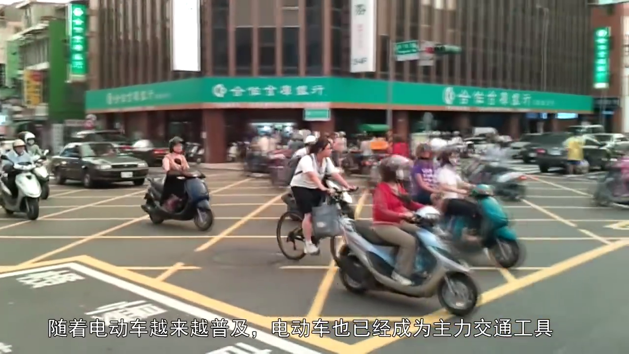 电动车闯红灯，宝马车让他“长跪不起”，网友：不撞你撞谁！