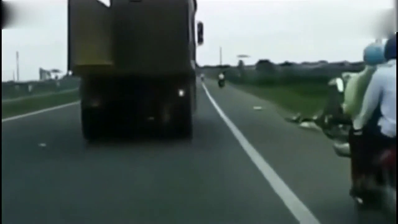 工程车已经预警，电动车我行我素，下一秒记录了他生命的最后时刻