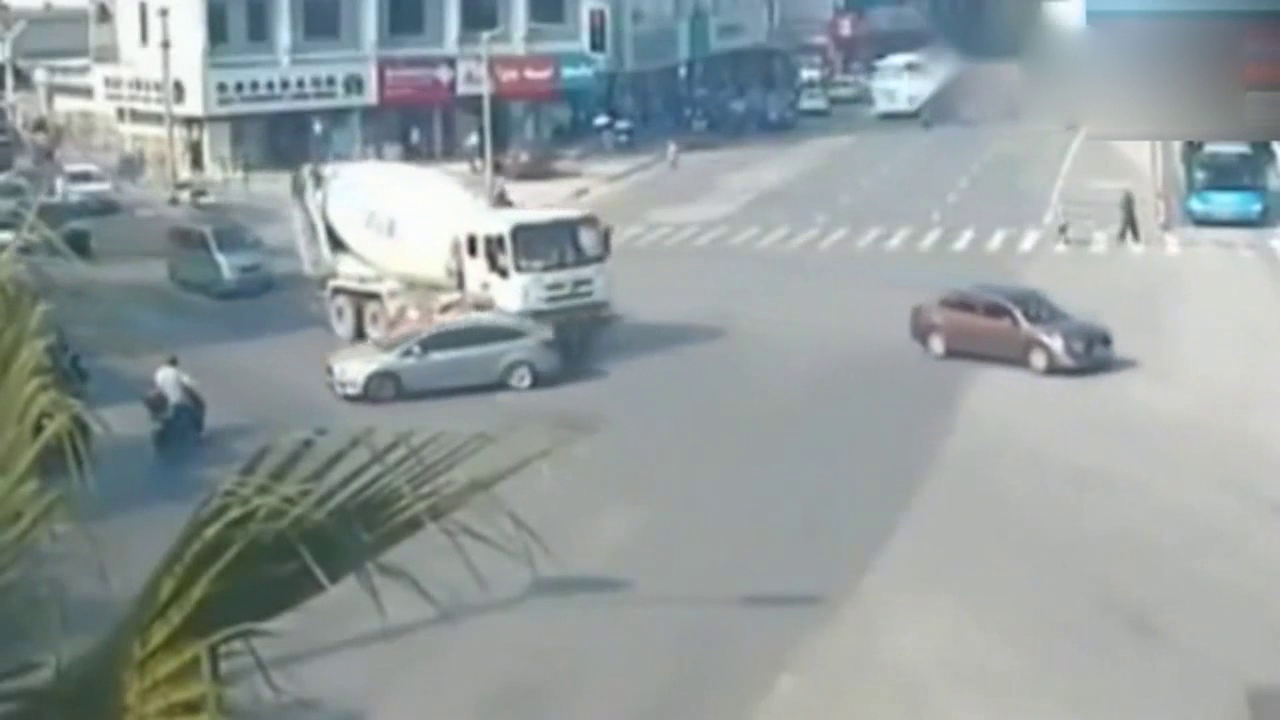 小轿车被泥罐车欺负不服气，就拿对面电动车大哥出气，真不爷们