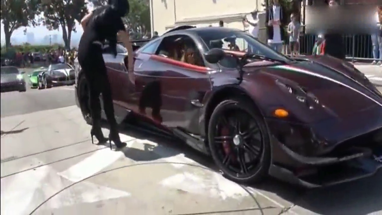 帕加尼超级跑车魅力有多大 众人拍照面前接走高挑美女！